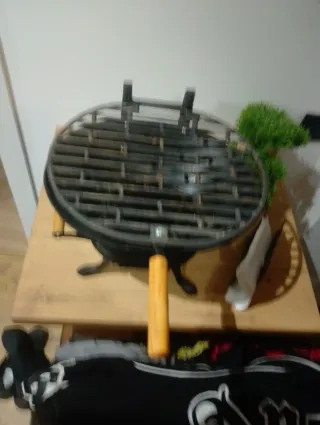 Mini parrilla de metal y madera