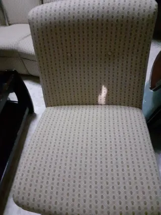 Sillones de tela beige y marrón