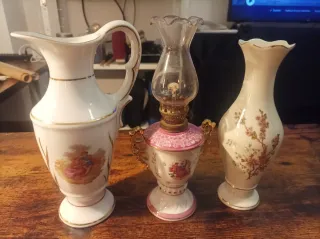 Juego de 3 jarrones y lámpara de aceite