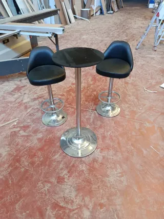 Mesa alta y 2 taburetes negros