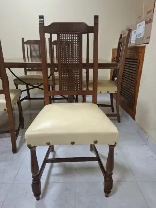 Mesa de comedor de madera maciza.