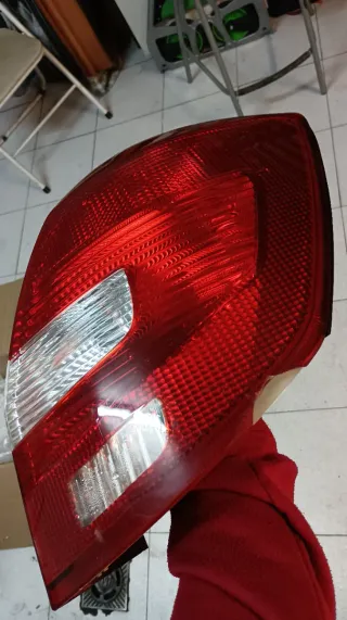 Piloto trasero derecho Skoda Fabia MK2 2010