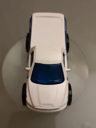 Coche de juguete blanco y azul