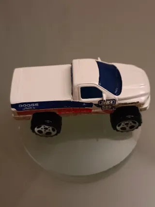 Coche de juguete blanco y azul