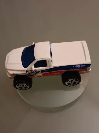 Coche de juguete blanco y azul