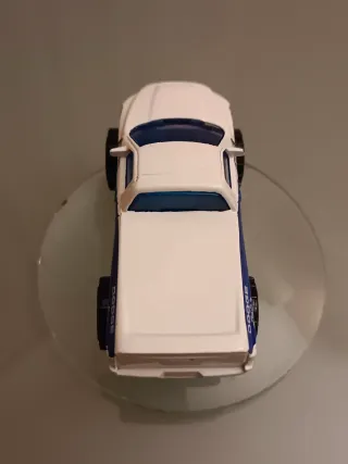 Coche de juguete blanco y azul