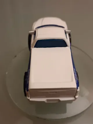 Coche de juguete blanco y azul