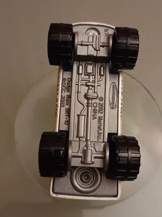 Coche de juguete blanco y azul