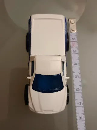 Coche de juguete blanco y azul
