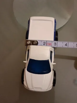 Coche de juguete blanco y azul