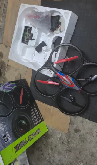 Dron WL Toys Negro y Rojo