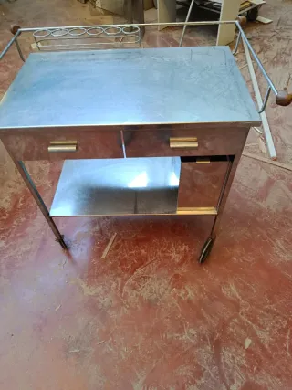 Carro de acero con ruedas