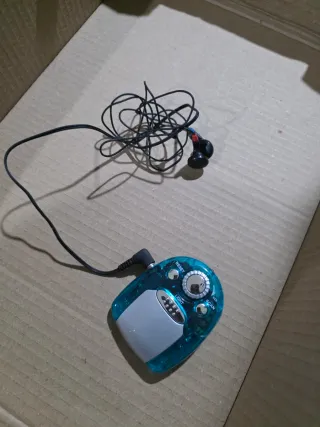 Reproductor MP3 azul y gris con auriculares