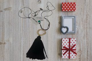 Colgante Bimba y Lola dorado y negro