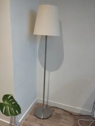 Lámpara de pie IKEA plateada