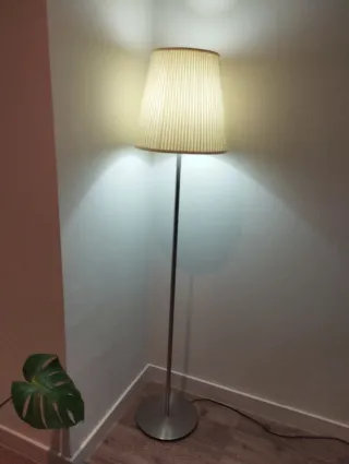 Lámpara de pie IKEA plateada