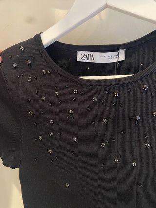 Camiseta Zara negra con pedrería