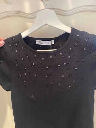 Camiseta Zara negra con pedrería