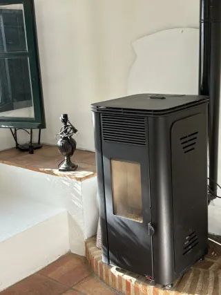 Estufa de pellets negra