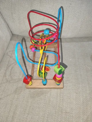Juguete de madera con cuentas