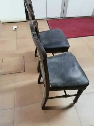 Juego de 2 sillas antiguas de madera