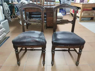 Juego de 2 sillas antiguas de madera