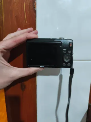 Cámara Digital Nikon Coolpix Morada 14MP 5x Zoom