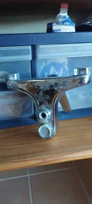 Grifo de bañera de metal plateado