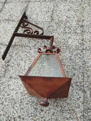 Farol de forja oxidado con soporte