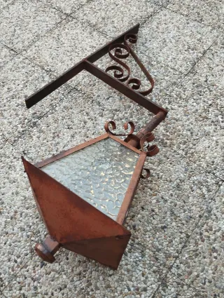 Farol de forja oxidado con soporte
