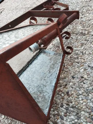Farol de forja oxidado con soporte