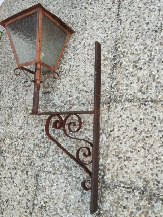 Farol de forja oxidado con soporte