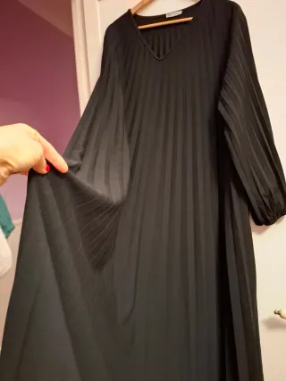 Vestido negro largo plisado