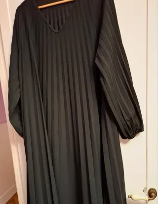 Vestido negro largo plisado