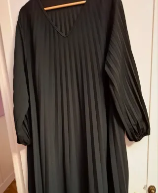 Vestido negro largo plisado