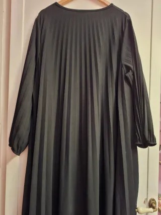 Vestido negro largo plisado