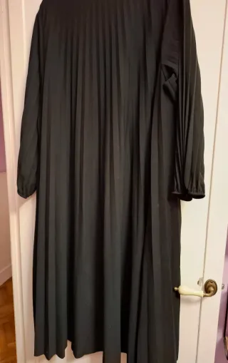 Vestido negro largo plisado