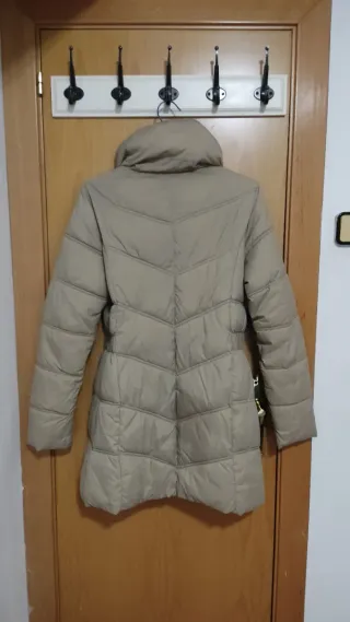 Abrigo beige acolchado