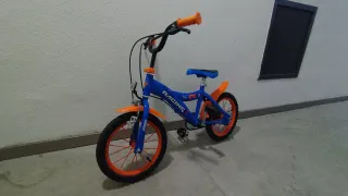 Bicicleta infantil azul y naranja