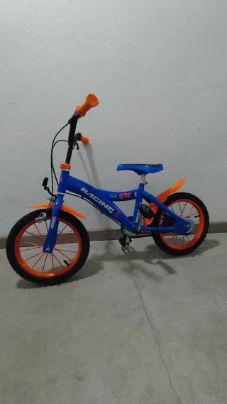 Bicicleta infantil azul y naranja