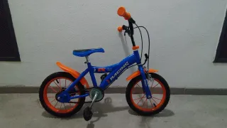 Bicicleta infantil azul y naranja