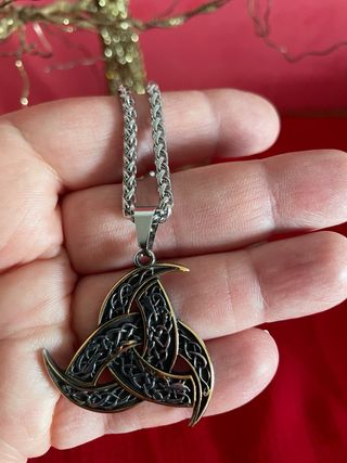 Collar nudo de la trinidad, celta