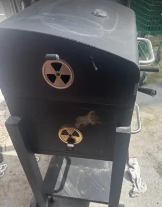 Barbacoa de carbón negra