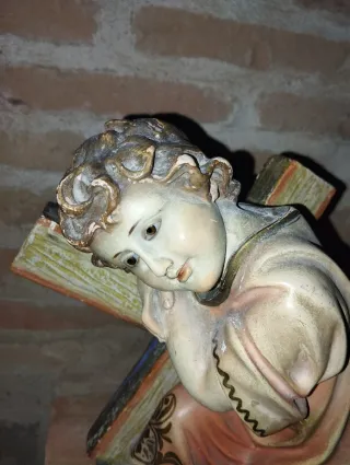 Antigua figura niño con cruz