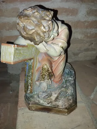 Antigua figura niño con cruz