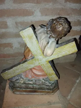 Antigua figura niño con cruz