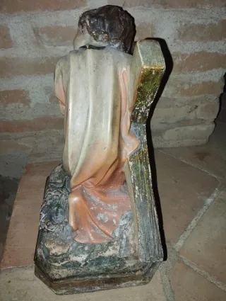 Antigua figura niño con cruz