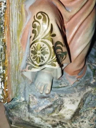 Antigua figura niño con cruz