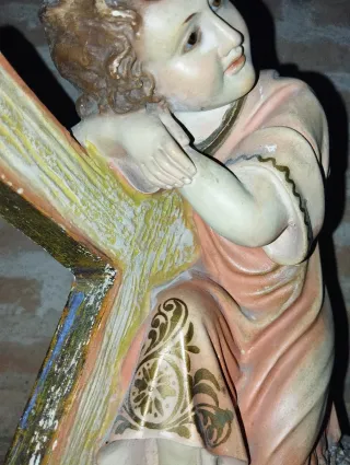 Antigua figura niño con cruz