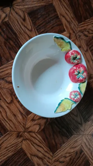 Plato de porcelana con diseño azul